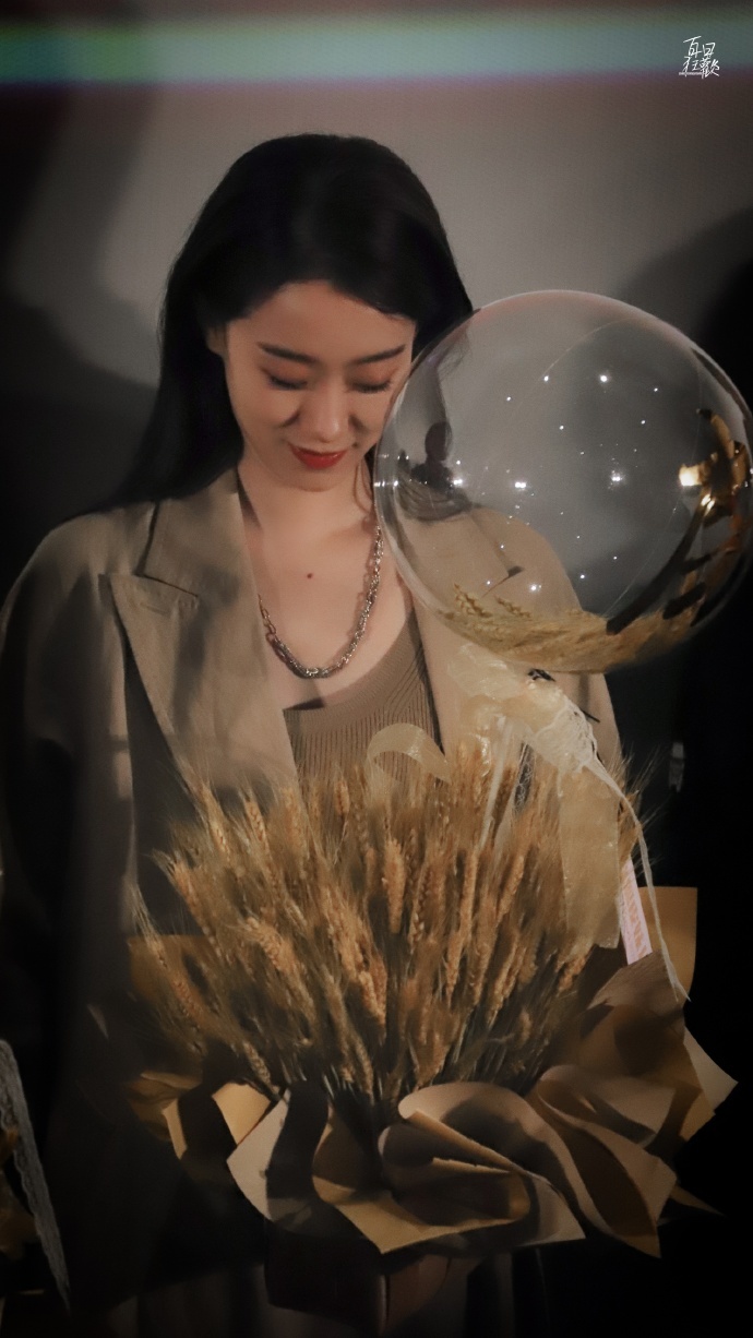 张小斐下班图好美！长发披肩温柔甜美