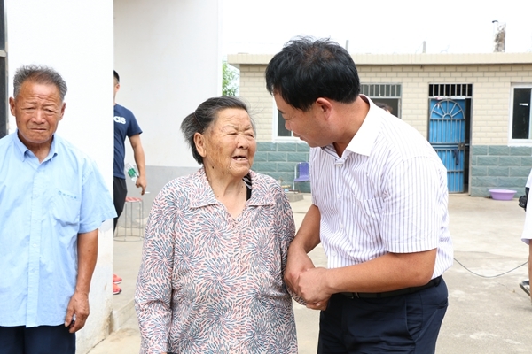 寻亲72年！南京80多岁老人见到“帮烈士寻亲”送信人张景宪失声痛哭！