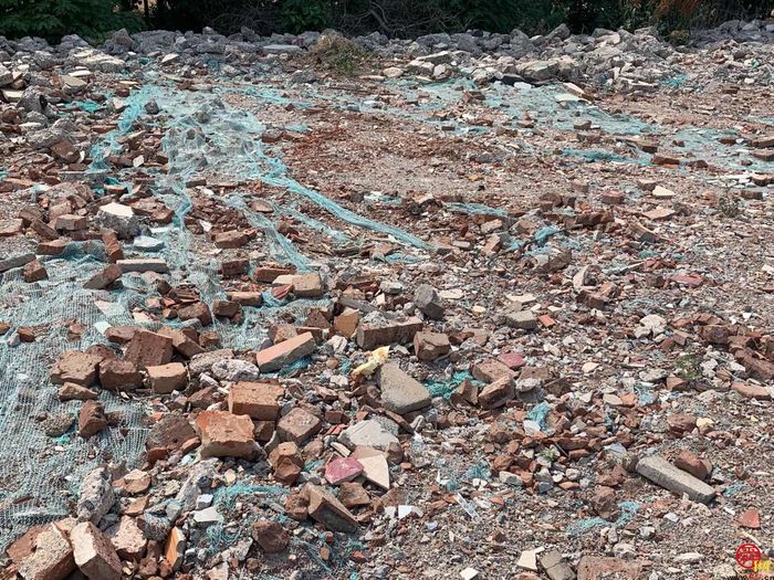 【啄木鸟在行动】枣园街道办事处西类小学附近建筑垃圾覆盖不全