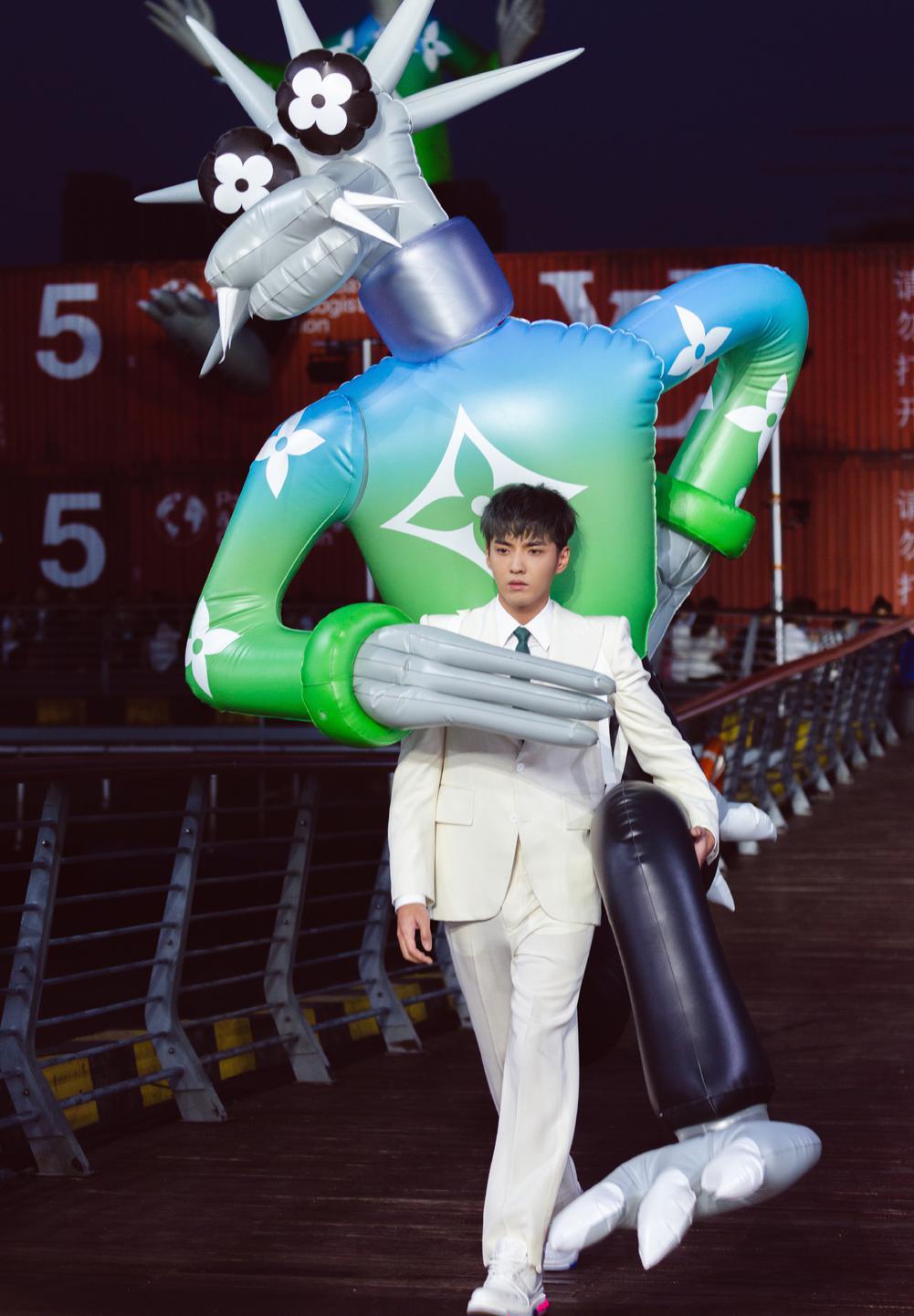 吴亦凡背两米高玩偶走秀|绝了绝了!吴亦凡背两米高玩偶走秀尽显反差萌