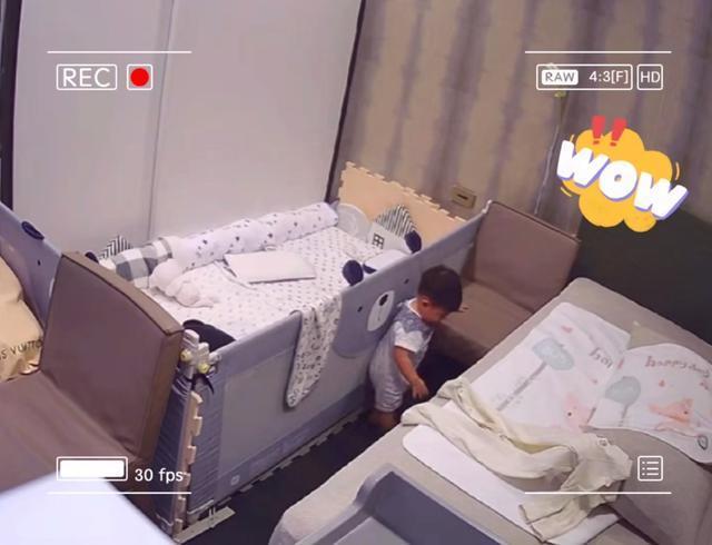安以轩儿子翻越床板超惊险，小小年纪身手不错化险为夷