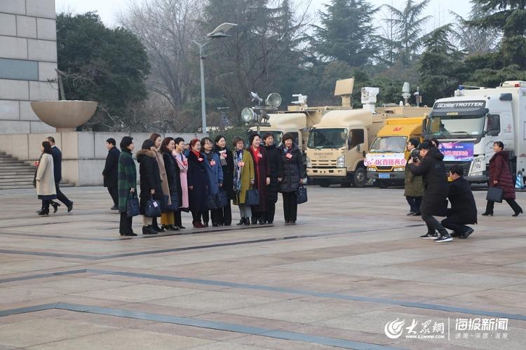 山东省十三届人大三次会议开幕 5G+VR省政府工作报告