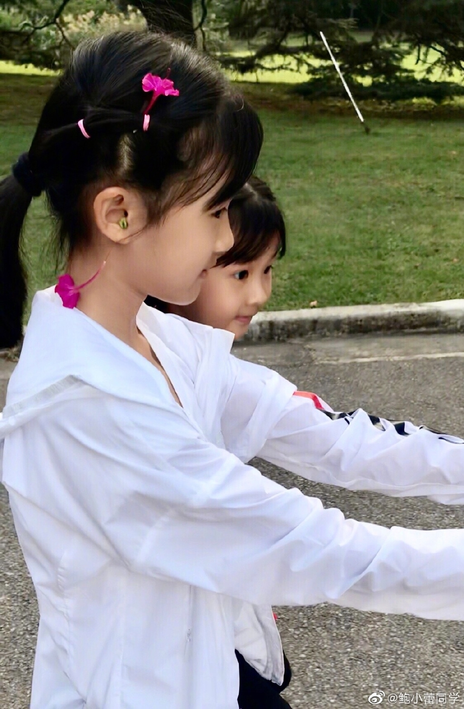 陆毅妻女游动物园 贝儿戴鲜花耳坠与妹妹合影乖巧十足