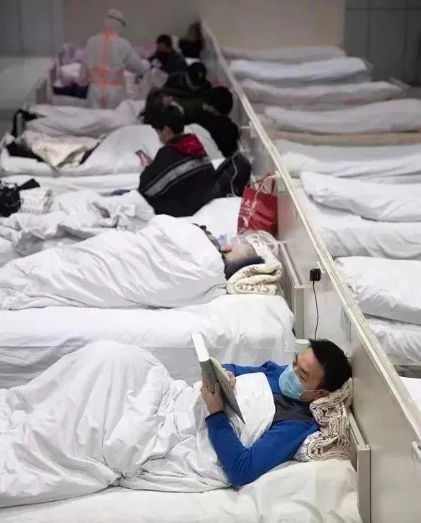 开学季，一大波超暖高校横幅刷屏：这次回来，我想你陪我久一点