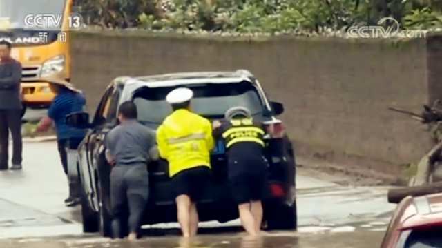 广东降雨还将持续 有市民用木板当浮舟划船出门