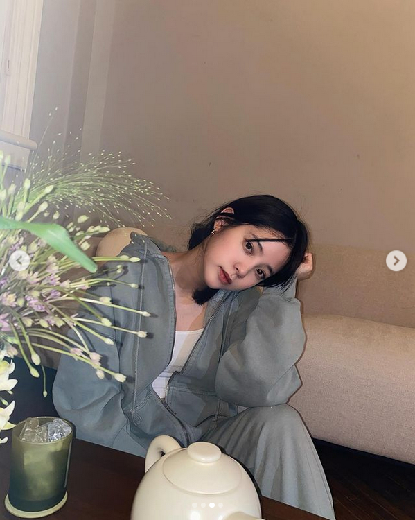 欧阳娜娜挑战玫瑰金发色 搭配纯色针织衫少女感十足