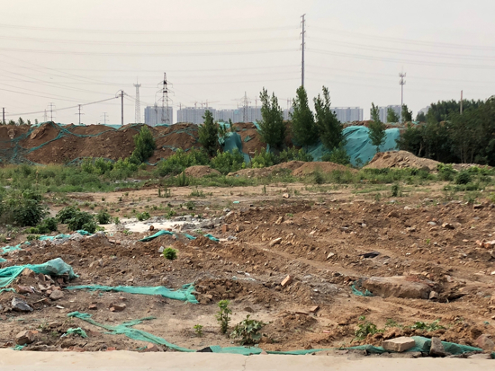 【啄木鸟在行动】历城区武家庄村附近大片渣土裸露，存在扬尘隐患