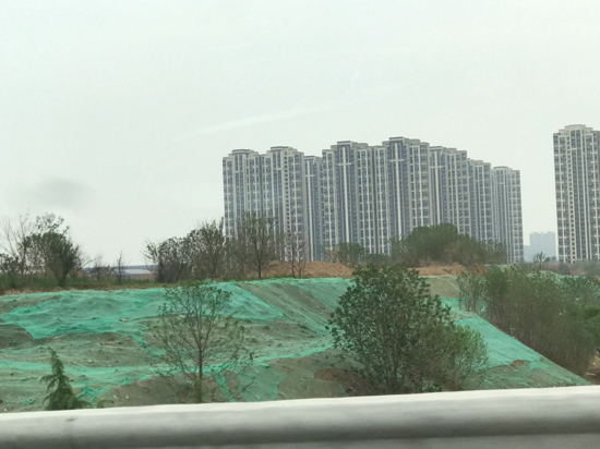 啄木鸟在行动 二环西路与青岛路交叉口现裸土堆