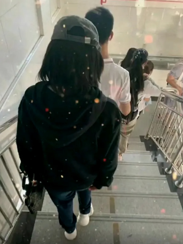 张子枫高考考场外被围拍|【吃瓜围观】张子枫高考考场外被围拍是怎么回事?大热天穿厚卫衣装扮严实