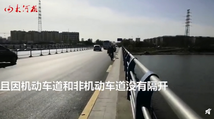 人行道仅两脚宽?为何人行道设置如此狭窄?相关部门回应了什么