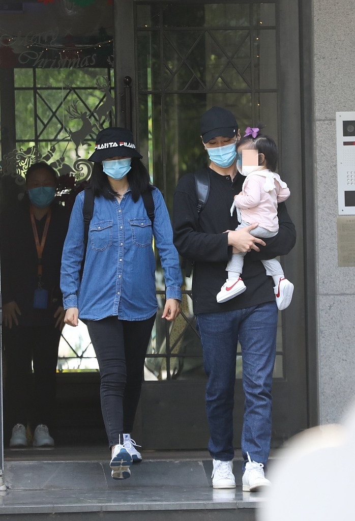 是不是有二胎了?赵又廷高圆圆一家三口现身 高圆圆产女1年还未恢复