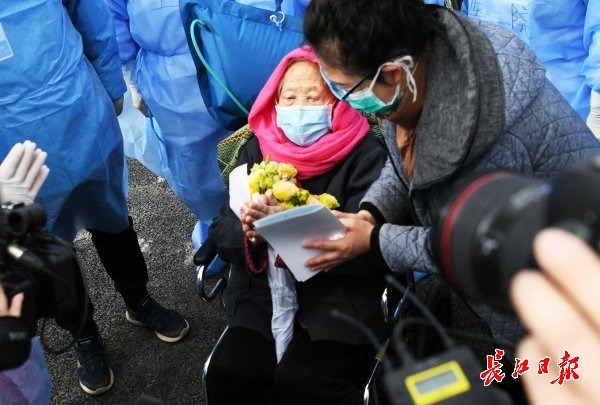 刚刚，98岁高龄新冠肺炎危重症患者出院！