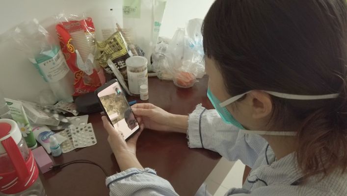 “妈妈，你到底什么时候回来？”这是儿子对她的灵魂拷问