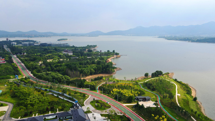 “彩色绸带”环湖舞 天成湖色惹人醉