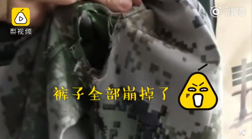 军训服蹲下就崩线 大学生吐槽：在食堂排队补裤子