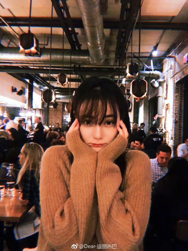 迪丽热巴对镜捧脸 自侃：托个腮都是爱你们的形状