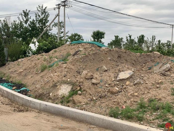 【啄木鸟在行动】章丘区兴和石化配件厂附近渣土裸露 防尘措施有待加强