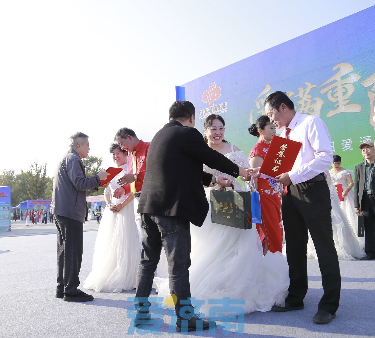 爱满重阳，情暖夕阳!11对老年人在华山湖畔举行纪念婚礼