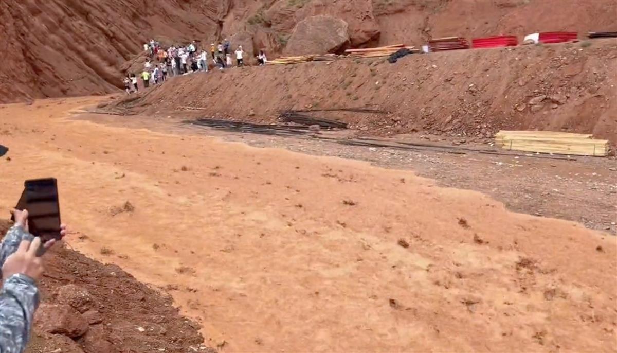 新疆一景区突发泥石流，官方回应：游客已疏散，无人受伤