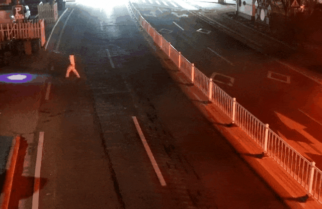 男子站马路上“以身试爱”被撞飞！交警这样判！