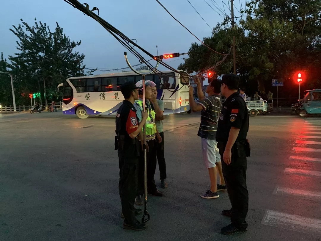 暖心！民警甘当“人体电线杆” 撑举落地电缆三小时