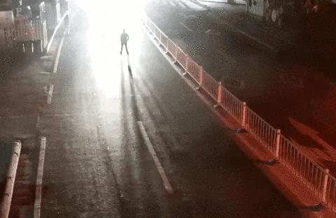 男子站马路上“以身试爱”被撞飞！交警这样判！