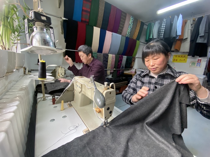 济南一对夫妻经营裁缝店32年：只要大家还需要，就会一直做下去  