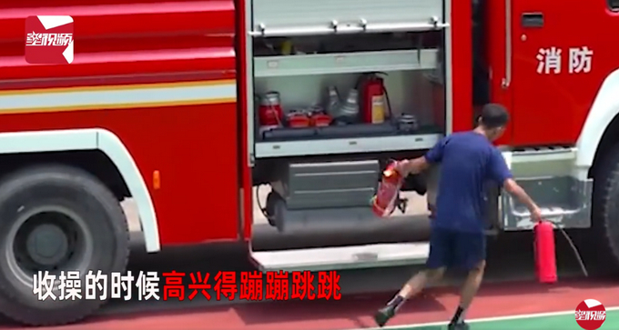 小学毕业了吗？消防员拿第一获准外出后的步伐令人捧腹，网友：隔着屏幕都感受到喜悦