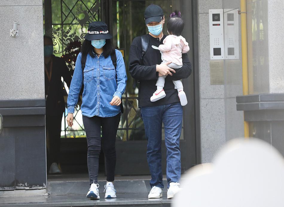 是不是有二胎了?赵又廷高圆圆一家三口现身 高圆圆产女1年还未恢复