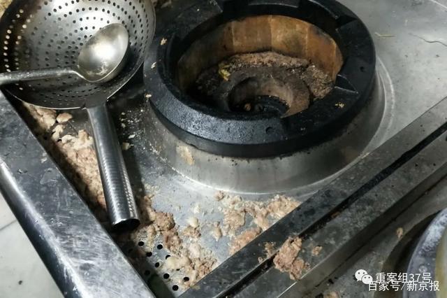 胖哥俩肉蟹煲死蟹当活蟹卖 土豆、鸡爪也中招 多名食客就餐后腹泻