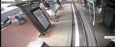 济南八旬大爷向公交车挥手致谢  只为驾驶员的一个善举