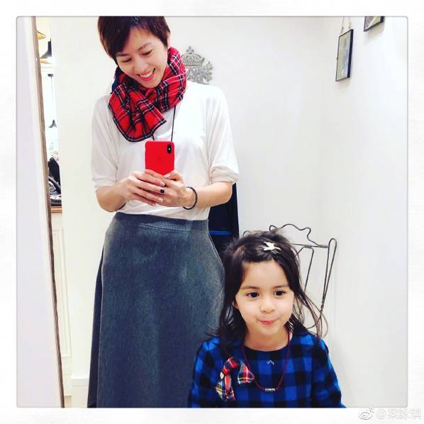 梁咏琪4岁混血女儿近照曝光，大眼睛高鼻梁颜值高到犯规！