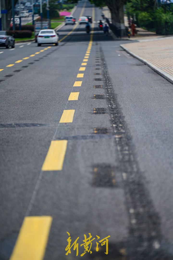 经十路这个路段非机动车道增宽半米