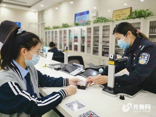 集中办证周山东公安为489万余中小学生办理居民身份证