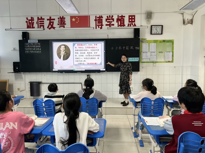 高新区鸡山小学开展每人一堂课活动