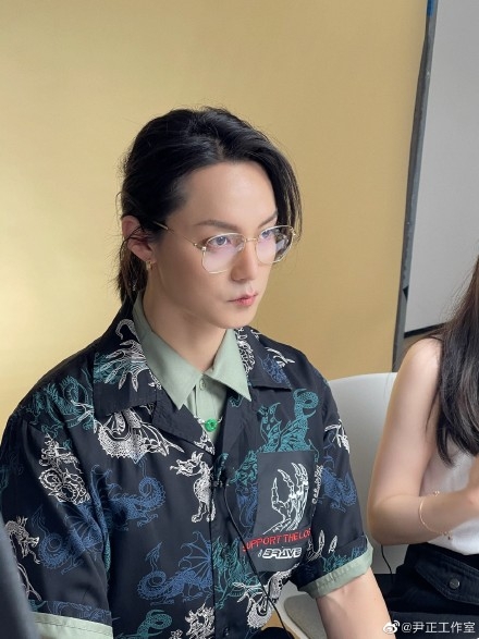 工作室晒尹正近照 侧颜精致瘦出尖下巴