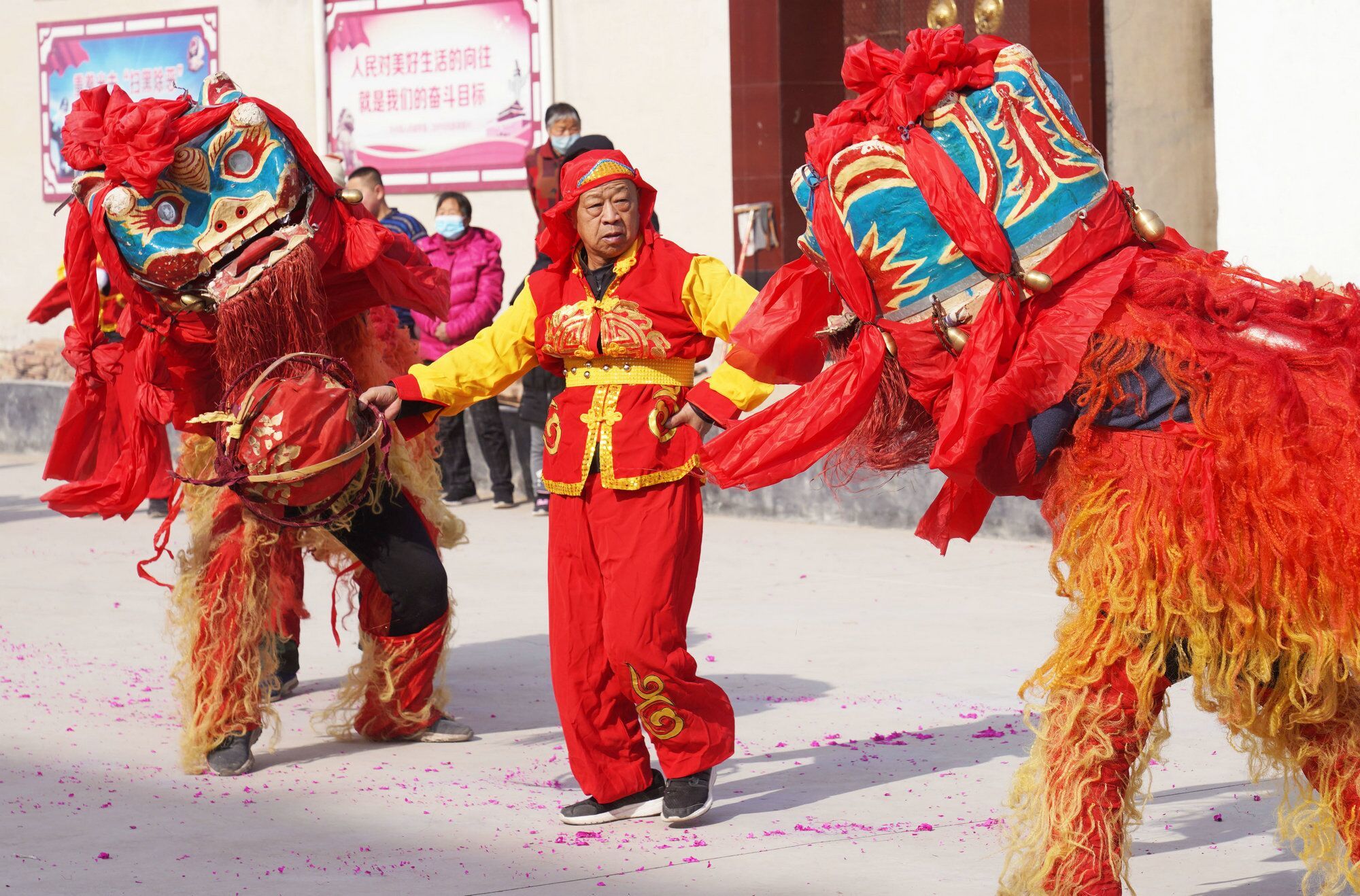 组图丨舞龙舞狮戏金牛，欢欢喜喜过大年