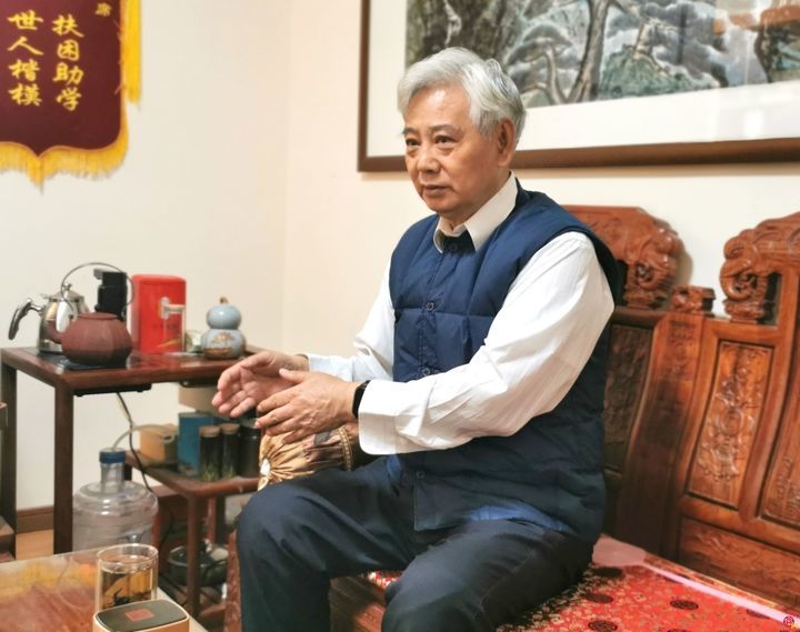 书法家张仲亭向山东省大舜文化研究会赠书法作品《大舜赋》