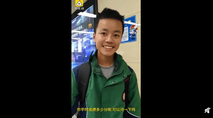 高一学生英语考120分却压力大，在地铁上狂背英语，网友狂赞