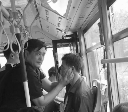 日照一老人车上晕厥,乘客紧急施救 这位好心人你认识吗?