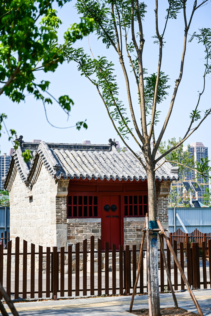 426岁老建筑平移后修缮 建小广场成社区微景观