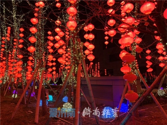 大红灯笼挂起来 扮靓街头年味浓