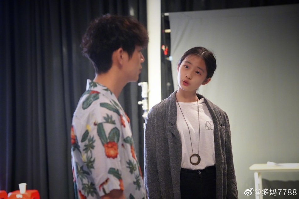 孙莉晒女儿与何炅排练照 多妹扎马尾气质优越