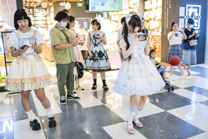 特色服装搭配跳快闪舞 展现小众服饰文化