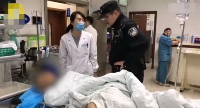 独居老人家中修灯泡摔倒，饿了3天3夜 女儿：我从小被他打到大