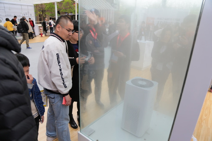 机器人唠嗑 平衡车买菜 来文博会，1秒穿越到未来家居