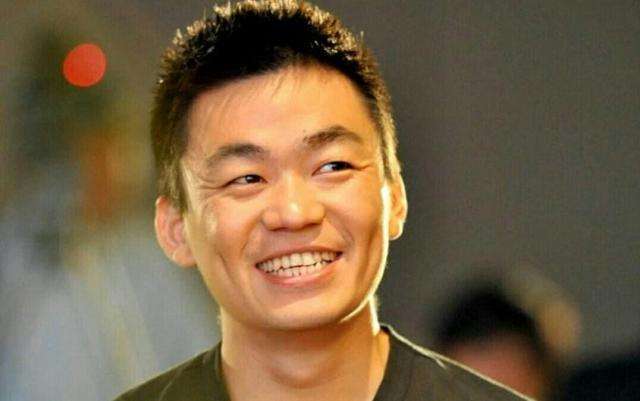 评论区炸了！王宝强现身活动人气爆棚，女主持竟撞脸马蓉