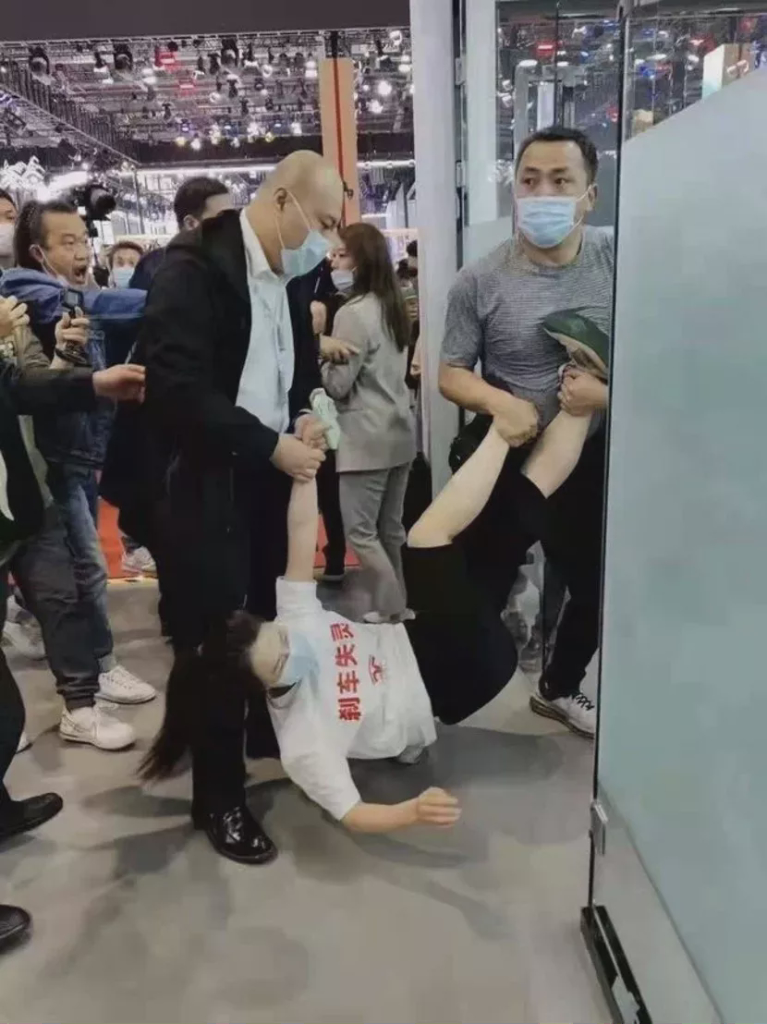 特斯拉车主维权风波：不鼓励“一闹就灵”，也不能纵容“店大欺客”