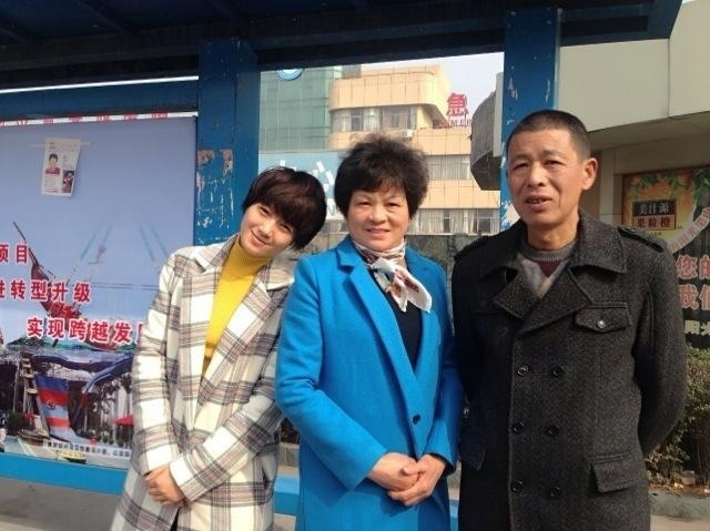 朱丹晒女儿背影照 侧颜呆萌可爱 菜地拔萝卜画风可爱