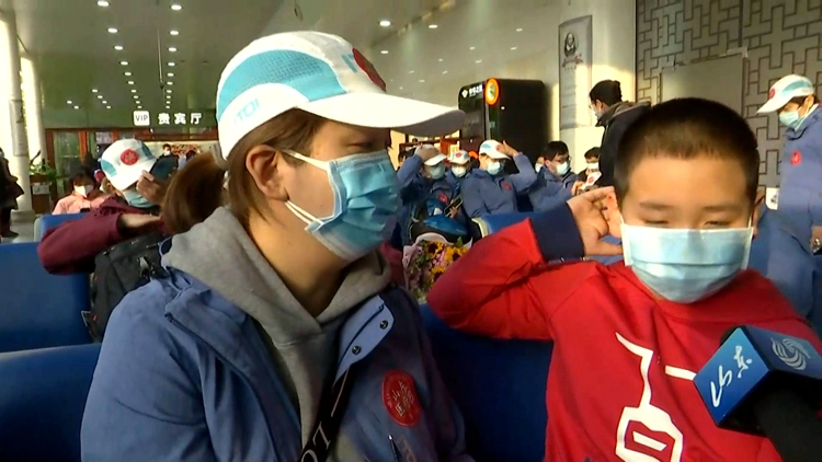 山东第三批援鄂医疗队送行现场 9岁男孩：永远支持妈妈长大后想当医生
